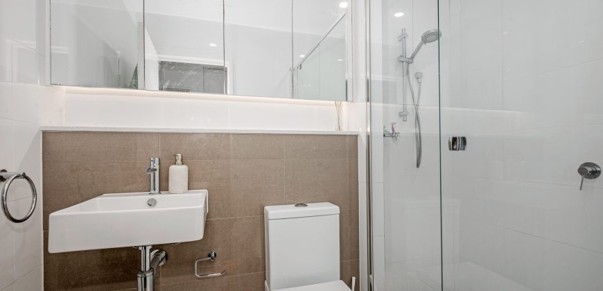 North-Facing Corner Apartment, Large Windowed Study Room, With Courtyard