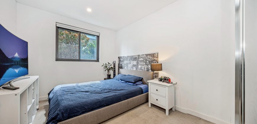 North-Facing Corner Apartment, Large Windowed Study Room, With Courtyard