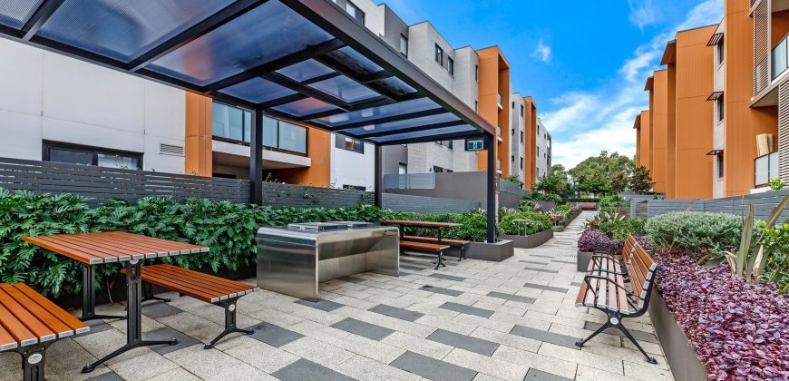 North-Facing Corner Apartment, Large Windowed Study Room, With Courtyard