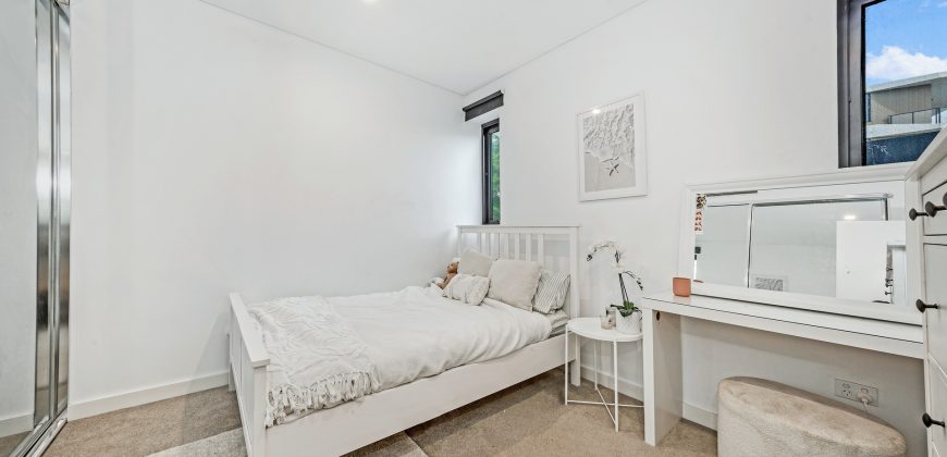 North-Facing Corner Apartment, Large Windowed Study Room, With Courtyard