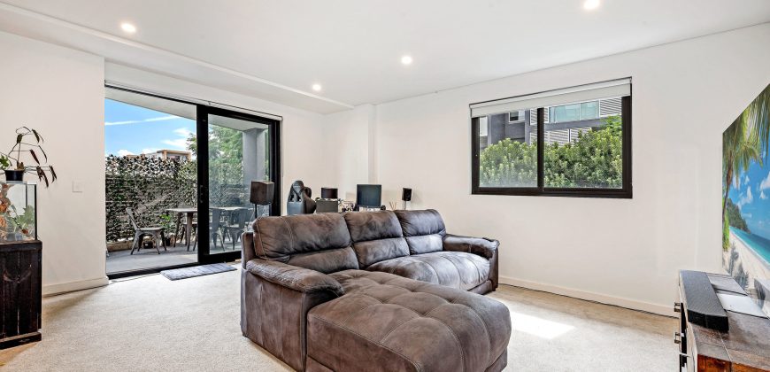 North-Facing Corner Apartment, Large Windowed Study Room, With Courtyard