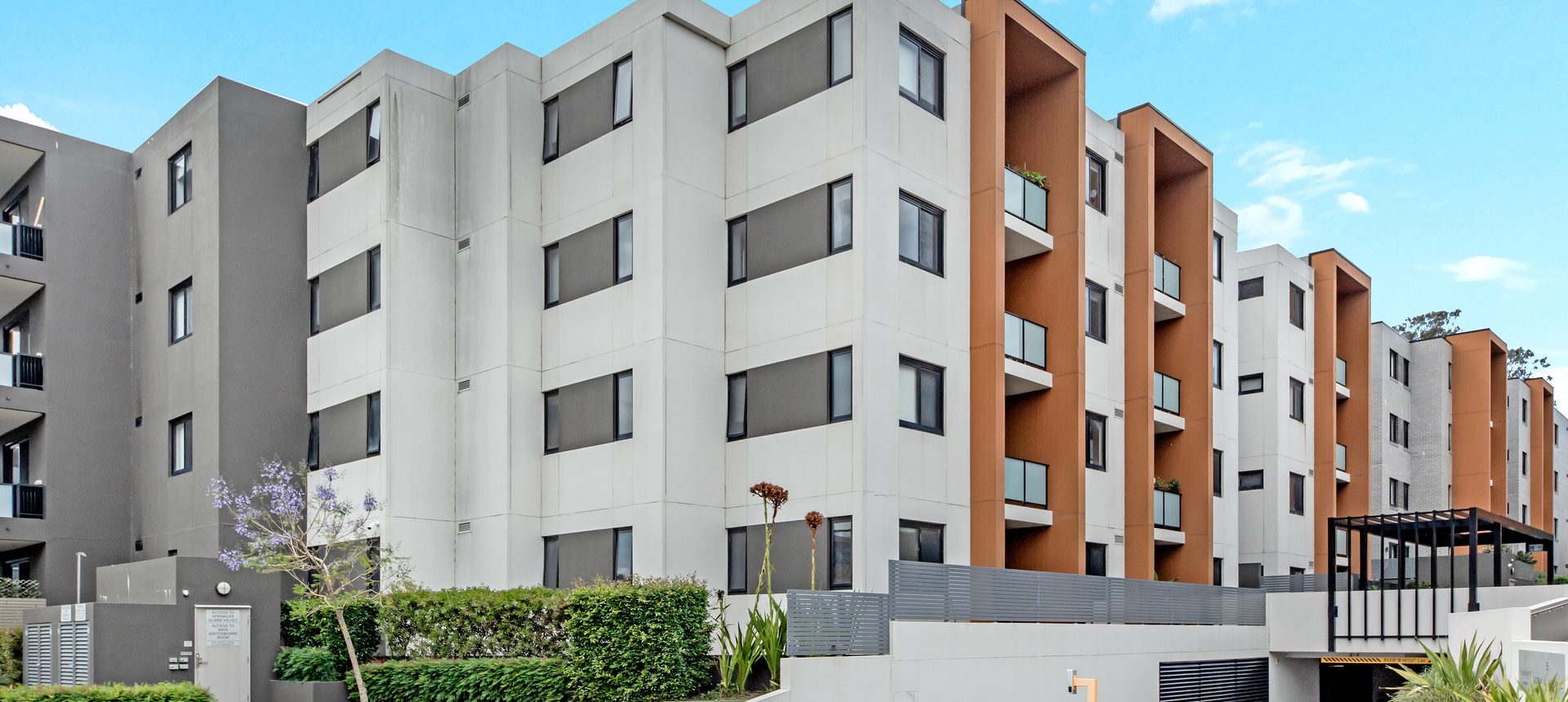 North-Facing Corner Apartment, Large Windowed Study Room, With Courtyard