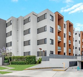 North-Facing Corner Apartment, Large Windowed Study Room, With Courtyard