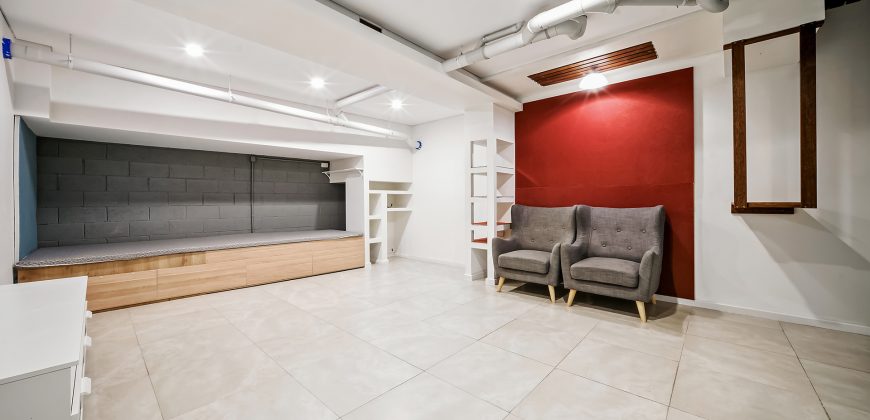 Contemporary Elegance with Family Functionality in Prime Location