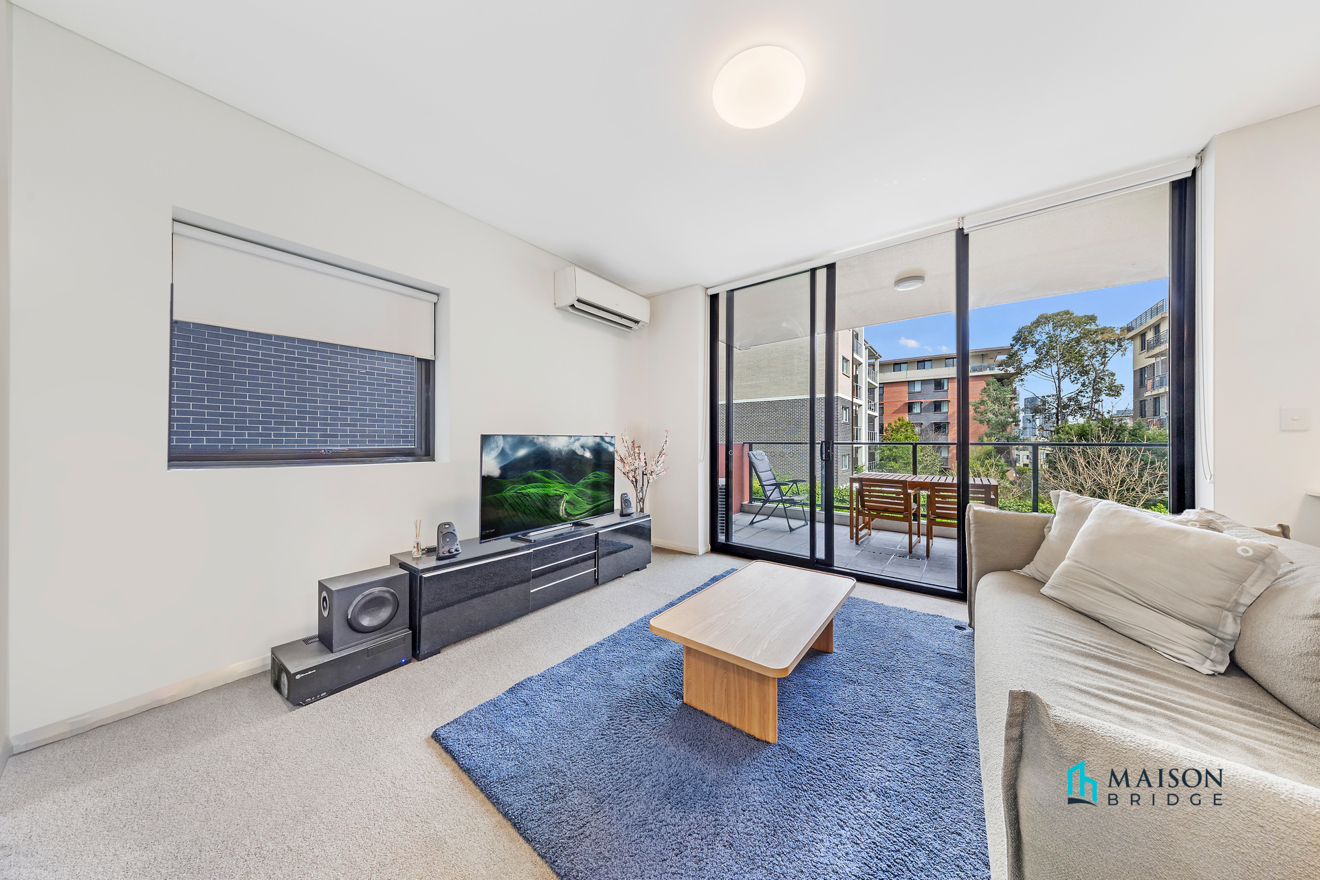 Modern Convenience, Quiet & Comfy Riverside Living
