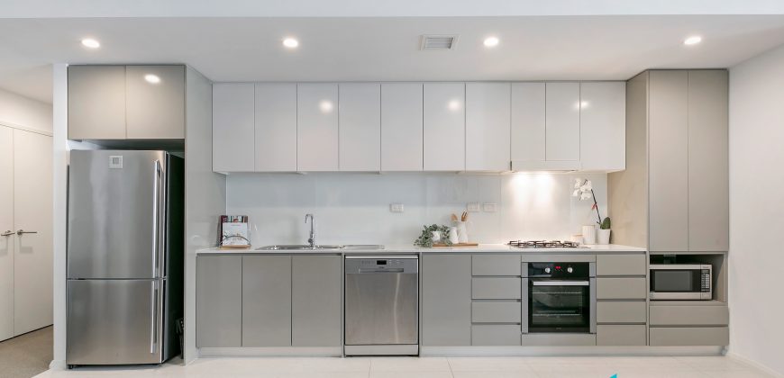 Spacious 2 Bedroom with Study Apartment at Convenient Location