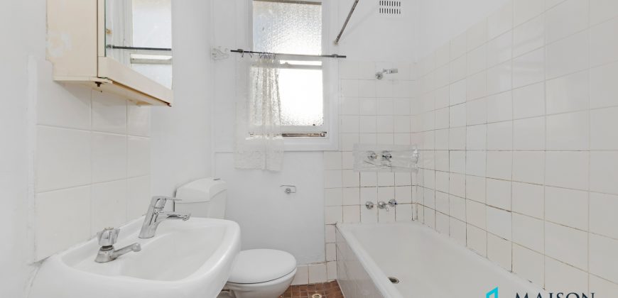 Beautiful Rustic 2 Bedroom house with plenty of space.  *The parking and Entrance is from Brothers st *