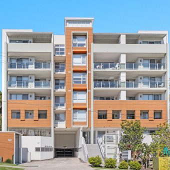 Modern 2-Bedroom Apartment with Prime Carlingford Convenience