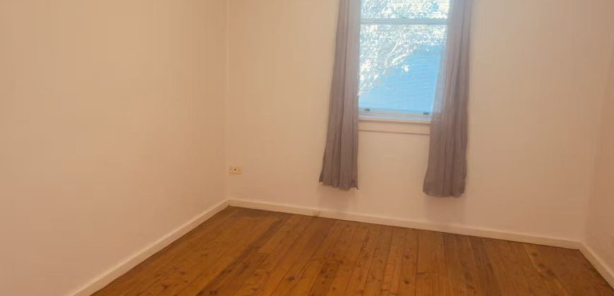 Beautiful 2 Bedroom Timber Floor Family Home !