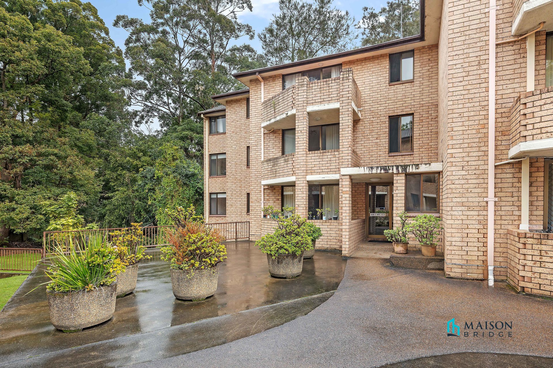 Quality Full Brick Unit in Prime Locale