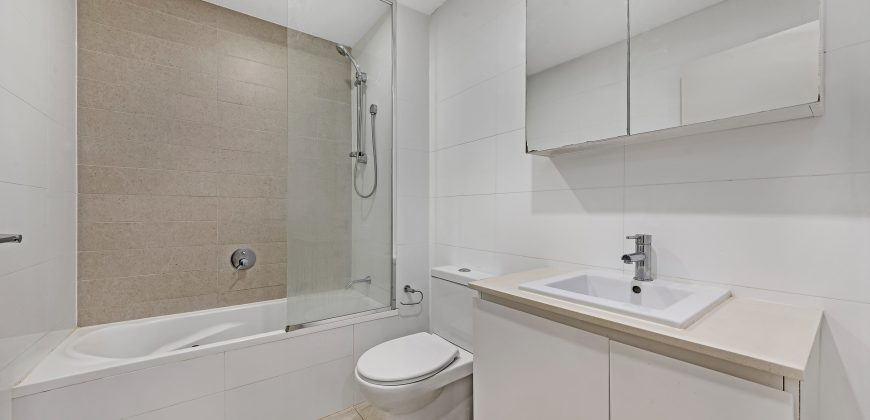 Modern Convenience, Quiet & Comfy Riverside Living