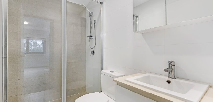 Modern Convenience, Quiet & Comfy Riverside Living