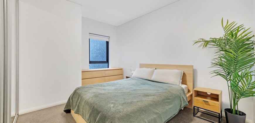 Modern Convenience, Quiet & Comfy Riverside Living