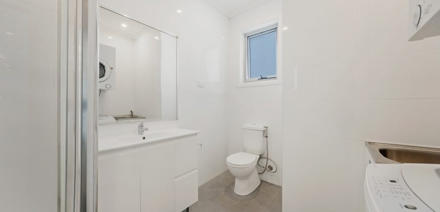 Top-Floor Apartment with Bright Interiors and Scenic District Views Top-Floor Apartment with Bright Interiors and Scenic District Views