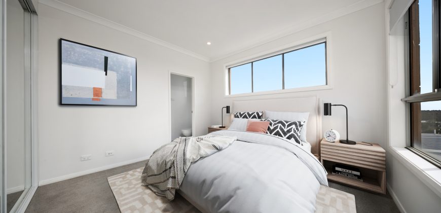 Top-Floor Apartment with Bright Interiors and Scenic District Views Top-Floor Apartment with Bright Interiors and Scenic District Views