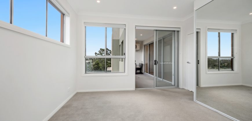 Top-Floor Apartment with Bright Interiors and Scenic District Views Top-Floor Apartment with Bright Interiors and Scenic District Views