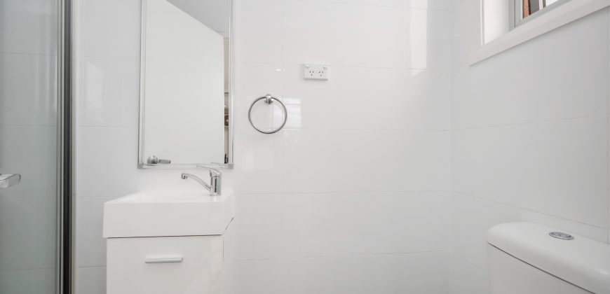 Top-Floor Apartment with Bright Interiors and Scenic District Views Top-Floor Apartment with Bright Interiors and Scenic District Views