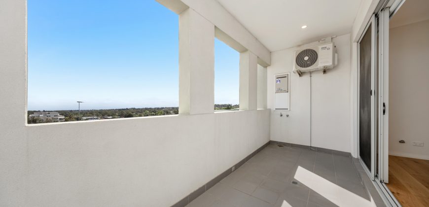 Top-Floor Apartment with Bright Interiors and Scenic District Views Top-Floor Apartment with Bright Interiors and Scenic District Views