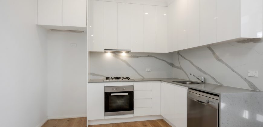 Top-Floor Apartment with Bright Interiors and Scenic District Views Top-Floor Apartment with Bright Interiors and Scenic District Views