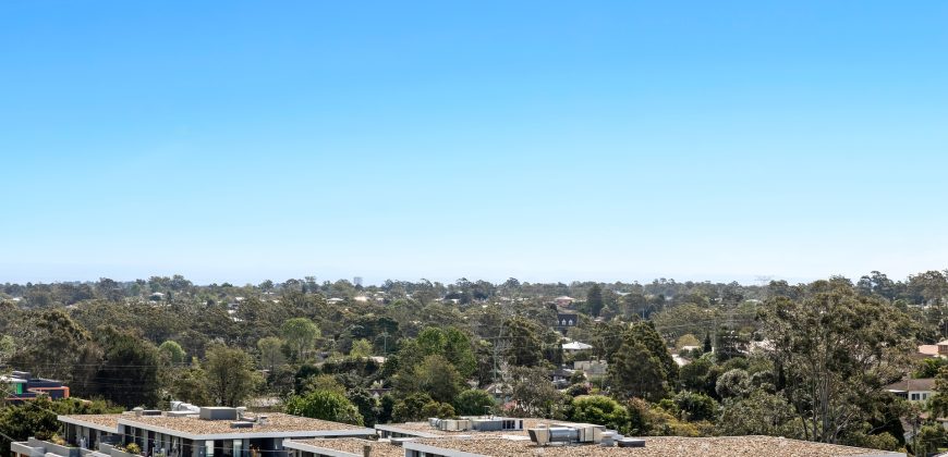 Top-Floor Apartment with Bright Interiors and Scenic District Views Top-Floor Apartment with Bright Interiors and Scenic District Views