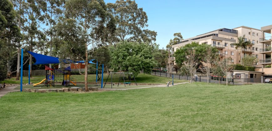 Top-Floor Apartment with Bright Interiors and Scenic District Views Top-Floor Apartment with Bright Interiors and Scenic District Views