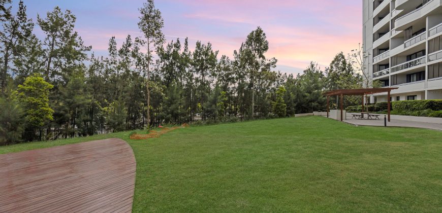 Stylish Two-Bedroom with Panoramic Green Lush & CBD Views