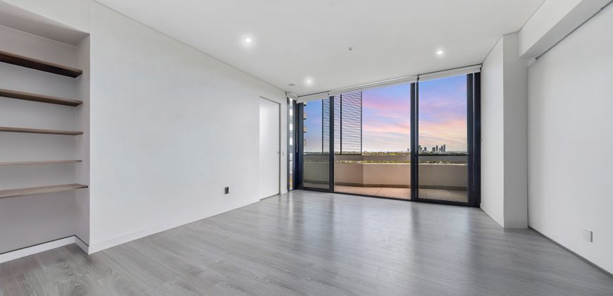 Stylish Two-Bedroom with Panoramic Green Lush & CBD Views