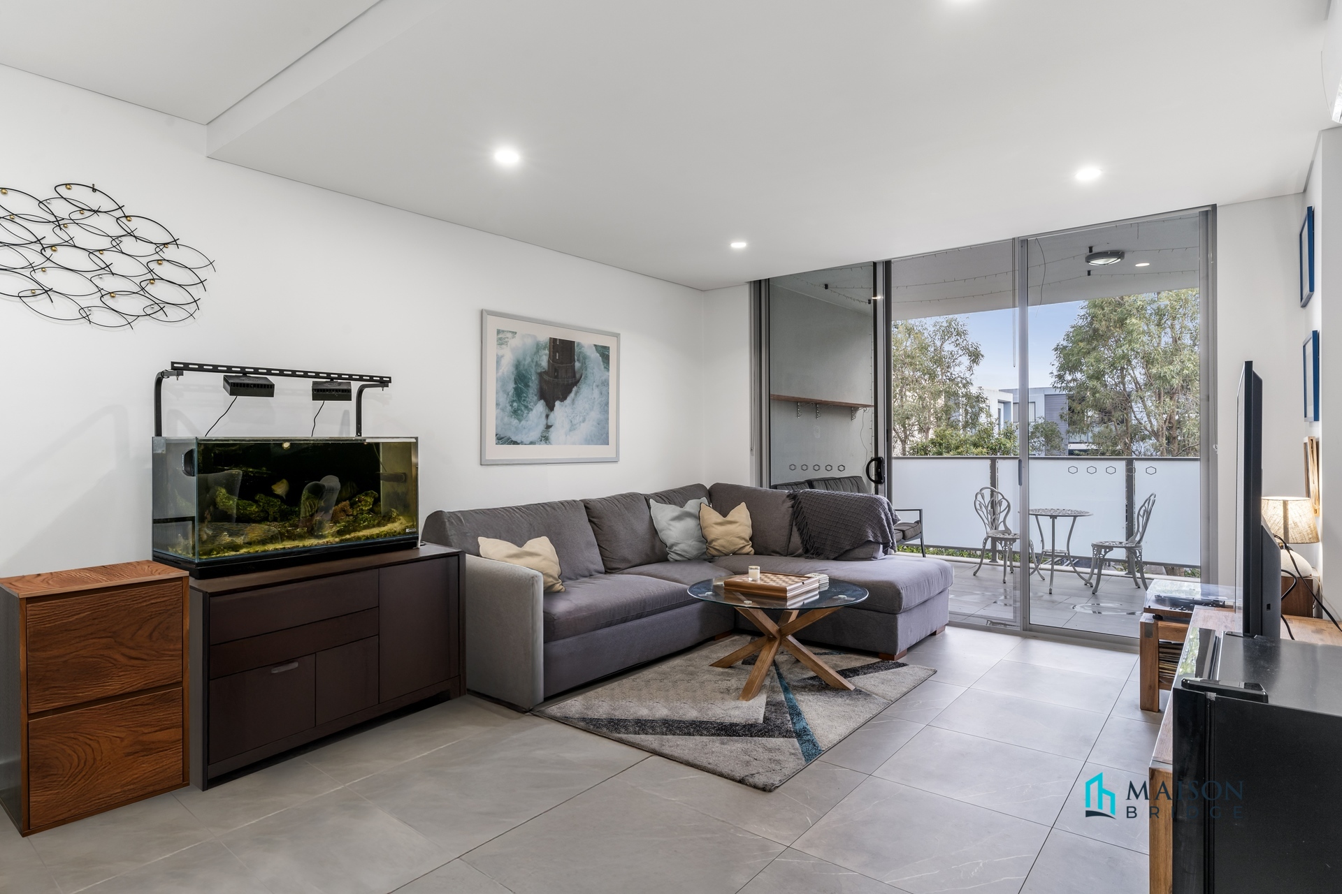 Stylish, Convenient, Small Complex Apartment In A Prime Growth Location Stylish, Convenient, Small Complex Apartment In A Prime Growth Location