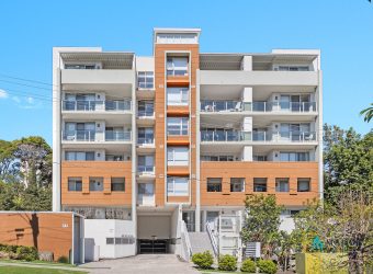 Modern 2-Bedroom Apartment with Prime Carlingford Convenience