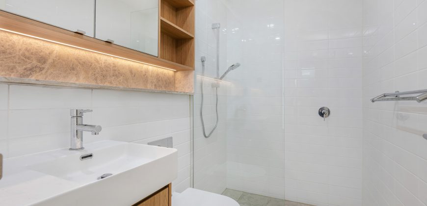 Sunlit Corner Apartment in a Peaceful yet Convenient Hornsby Location