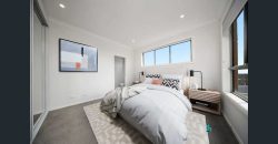 Top-Floor Apartment with Bright Interiors and Scenic District Views