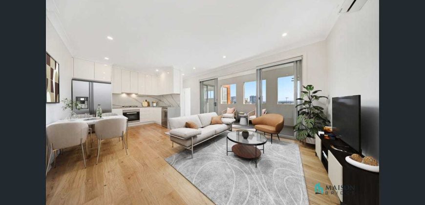 Top-Floor Apartment with Bright Interiors and Scenic District Views