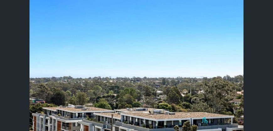 Top-Floor Apartment with Bright Interiors and Scenic District Views