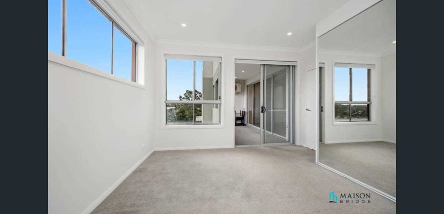 Top-Floor Apartment with Bright Interiors and Scenic District Views