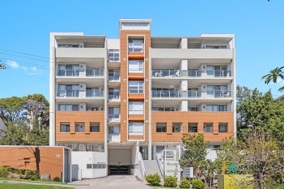 Modern 2-Bedroom Apartment with Prime Carlingford Convenience